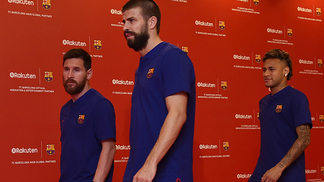 Messi, Neymar e Piqué se apresentam um dia antes do previsto no Barcelona Messi, Piqué e Neymar participam de um evento de patrocinador