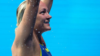 Etapa da Copa do Mundo em Moscou tem recorde mundial dos 50m livre quebrado por sueca Sarah Sjostrom comemora a vitória nos 50m livre e o recorde mundial batido em Moscou