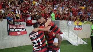 O borderô que se exploda: torcida com média de Europa, e ingresso barato, é o maior sucesso do Flamengo em 2019 Jogadores do Flamengo comemoram gol sobre a LDU, pela Libertadores