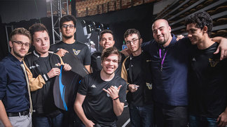 Central eSports: Fim da novela entre kNg e Immortals e a redenção da Team oNe no Mundial de 'LoL' Team oNe posa feliz após conseguir manter-se viva no Mundial de League of Legends
