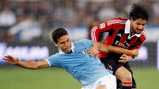 De Jong desfalca o Milan diante do Málaga; Pato espera chance para ter ritmo de jogo italiano_lazio_milan_hernanes-pato_reuters_20102012