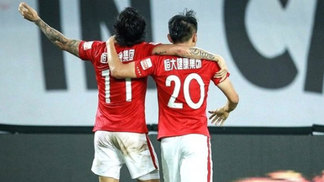 Ricardo Goulart e Alan decidem para o Guanghzou Evergrande após venda de Paulinho Ricardo Goulart é abraçado por companheiro após gol pelo Guangzhou Evergrande