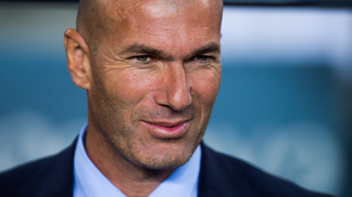 Zidane admite alívio por ter Cristiano Ronaldo, mas descarta dependência do português Zidane saiu do Camp Nou com o Real em boa vantagem na Supercopa