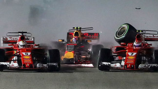 Ferraris e Verstappen se tocam, abandonam na 1ª volta em Cingapura, e 60ª vitória cai no colo de Hamilton Vettel, Verstappen e Raikkonen no acidente logo após a largada em Cingapura