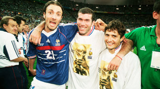 Conheça o campeão mundial 'mais grosso da história' que hoje é estrela no rádio detonando Neymar e Barcelona Dugarry Zidane Lizarazu Comemoram Copa-1998 França 12/07/1998