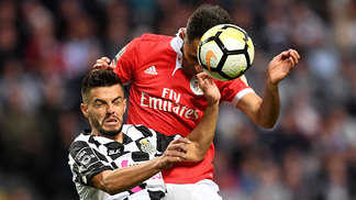 Jonas marca, mas Benfica toma virada e perde do Boavista Jonas cabeceia a bola e é marcado por Talocha em jogo pelo Português
