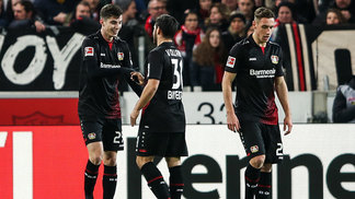 Leverkusen bate Stuttgart fora, chega a 10 jogos invicto e dorme na zona da Champions Havertz (à esq.) abriu o placar diante do Stuttgart