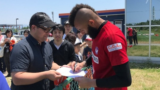 Preterido no Flamengo, Muralha faz sucesso e japoneses querem renovar empréstimo Muralha dá autógrafo a torcedores