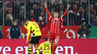 Bayern sofre pressão, mas derrota Dortmund e avança na Copa da Alemanha Thomas Müller comemora um dos gols do Bayern contra o Dortmund