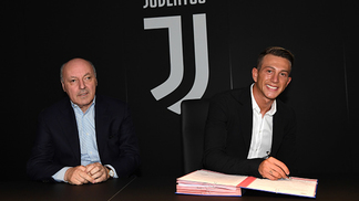 Bernardeschi assina com a Juventus até 2022 Bernardeschi assinou até 2022 com a Juventus