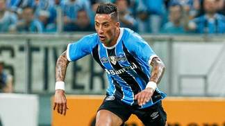 Sem contrato renovado com o Grêmio, Barrios encaminha retorno ao futebol chileno Barrios, em ação pelo Grêmio na Arena