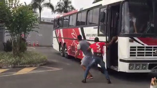 Torcedor invade ônibus do time do Joinville e é colocado para correr por jogadores; veja Confusão entre torcedor e time no ônibus marcou chegada do Joinville