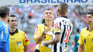 Para CBF, arbitragem da rodada foi 'perfeita'; só faltou analisar o que deu errado O árbitro Leandro Pedro Vuaden foi pivô de polêmica no jogo entre Atlético-MG e Palmeiras