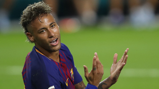 Barcelona quer que Neymar devolva dinheiro de luvas, pague multa de R$ 31 milhões e ainda juros Neymar, ainda prestes a trocar o Barcelona pelo PSG