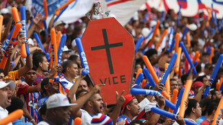 Com gol no fim, Bahia derrota o Vitória em clássico e complica o rival no Brasileirão Torcida do Bahia levou caixão do Vitória para a Arena Fonte Nova