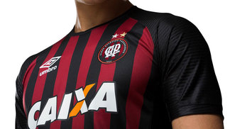 Celebrando 'a mais longa parceria do futebol brasileiro', Atlético-PR apresenta nova camisa Nova camisa do Atlético-PR apresentada pela Umbro