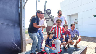 Botafogo-SP abre festejos de 100 anos com Raí e também homenagem a Sócrates Raí e sua família ao lado do monumento em homenagem a Sócrates