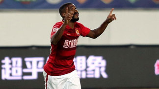 Em jogaço de sete gols, time de Felipão vence vice-lanterna e fica a um passo do hepta chinês Muriqui comemora o seu gol pelo Guangzhou Evergrande no Campeonato Chinês