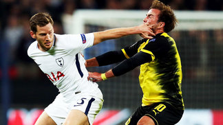 Técnico do Dortmund se desespera com pancada em Gotze: 'Os dentes estão fora de lugar' Gotze Borussia Dortmund Vertonghen Tottenham Champions 13/09/2017