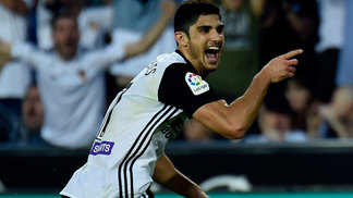 Português 'desprezado' no PSG destrói, Valencia goleia o Sevilla e mantém campanha impressionante Gonçalo Guedes celebra seu golaço pelo Valencia contra o Sevilla