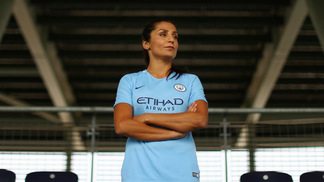 Ela é refugiada do Afeganistão, fala nove línguas, estuda medicina e agora vai jogar no Manchester City Nadia Nadim assinou contrato e vai jogar pelo City em 2018