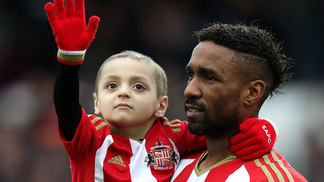 Torcedor-símbolo do Sunderland morre após batalha contra o câncer Durante partida entre Everton e Sunderland pela Premier League, o garoto entrou em campo com seu ídolo
