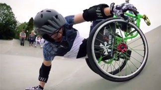 Garota de 13 anos completa manobra 360º sobre cadeira de rodas Lily Rice é a segunda mulher a completar um 'backflip' de cadeira de rodas