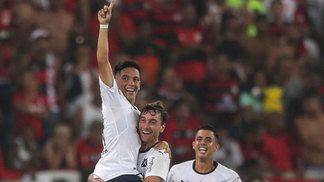 Rejeitado por Boca e River e vendido por um quarto do que Real pagou por Vinícius Jr.: quem é o carrasco do Flamengo Ezequiel Barco é carregado após fazer o gol do título do Independiente