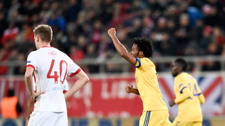 Juventus avança para oitavas da Champions; Sporting cai para o Barça e se contenta com Liga Europa Cuadrado comemora gol da Juventus contra o Olympiacos, na Grécia