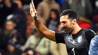 Rakitic diz que daria seu lugar na Copa para Buffon, e goleiro brinca: 'Jogar de meio-campista não seria uma grande ideia’ Buffon Lamenta Itália Suécia Repescagem Copa-2018 13/11/2017