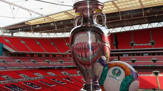 Na Eurocopa com 12 sedes, Uefa define onde será abertura e quantos jogos cada cidade terá Taça da Eurocopa 2020, que será realizada em 12 países diferentes