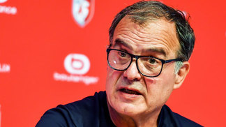 Lille busca motivos para demitir Bielsa sem pagar multa, diz "L'Équipe" Marcelo Bielsa Coletiva Lille 05/08/2017