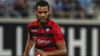 Destaque em clube 'odiado', brasileiro tem sonho frustrado por inversão de mando na Liga Europa Stênio em ação pelo Shkendija