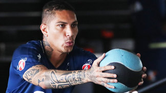 Pai de Guerrero critica postura de médicos da seleção peruana e sugere até complô Guerrero Treino Flamengo 03/11/2017