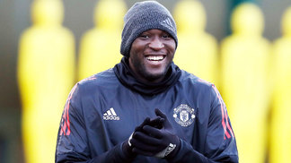 Belga de R$ 326 milhões do United fala português fluente e ama o Brasil: 'Sempre que está tomando um Guaraná me manda foto' Lukaku Treino Manchester United 04/12/2017