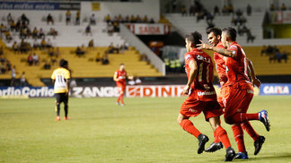 Vila Nova vence Criciúma e encosta no G4 da Série B Jogadores do Vila Nova comemoram vitória sobre o Criciúma