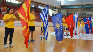 Governo grego apoia seleção feminina sub-17 expulsa de Europeu por imbróglio diplomático Bandeiras de Macedônia e Grécia lado a lado durante apresentação do Europeu sub-17