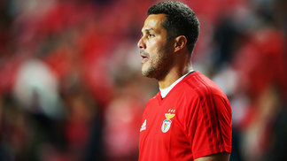 Após se despedir do Benfica, Júlio César nega aposentadoria: 'Caso apareça alguma coisa, vou estudar' Julio Cesar Benfica Manchester United Champions 18/10/2017