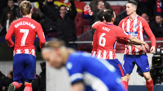 Fernando Torres marca, Atlético de Madri vira vice-líder e pressiona o Barcelona Fernando Torres Comemora Gol Atlético de Madri Alavés Campeonato Espanhol 16/12/2017