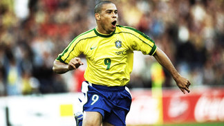 Ibra, Aubameyang, Benzema e até Messi: por que Ronaldo 'Fenômeno' é o ídolo da infância dos craques de hoje (e de ontem) Ronaldo Comemora Gol Brasil Marrocos Copa do Mundo 16/06/1998
