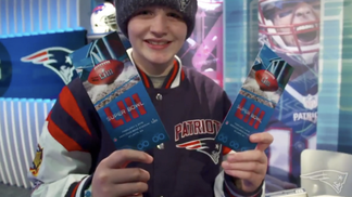 New England Patriots presenteia quarterback que sofria bullying na escola por ser menina Dejah Rondeau com os ingressos do Super Bowl