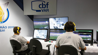 Onde está o problema do VAR no Brasil? Cabine do VAR