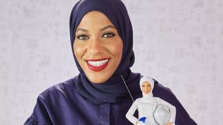 Medalhista olímpica muçulmana dos EUA inspira criação da primeira Barbie com véu Medalhista olímpica histórica dos EUA, Muhammad ganhou versão da boneca Barbie