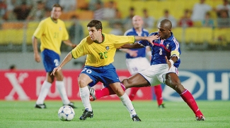 Desailly diz que seleção francesa atual é melhor que a campeã em 1998 Ramon é marcado por Desailly na Copa das Confederações em 2001