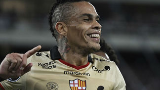 10% do orçamento, salários cortados e perdendo pontos por dívida: rival do Palmeiras na Libertadores é um caos nas finanças O atacante Jonatan Álvez é uma das armas do tradicional time equatoriano