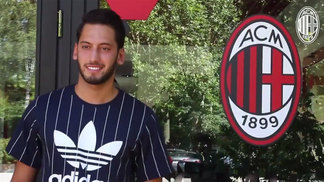 Ex-Leverkusen chega à Itália para se tornar a sexta contratação do Milan Meia turco Hakan Çalhanoglu no centro de treinamentos do Milan