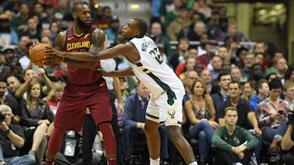 Com ajuda do banco, Cavs superam nova grande atuação de grego dos Bucks; Celtics vencem a primeira sem Hayward LeBron James encara a marcação de Khris Middleton durante a vitória dos Cavs sobre os Bucks