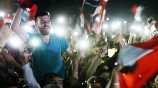 Em um país com 80% das pessoas na pobreza e desemprego de 58%, ir à Copa é um milagre e uma benção Siria Torcida Comemora 05/09/2017