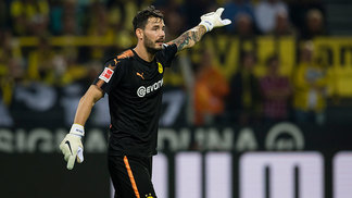 Após semana desastrosa, goleiro titular renova com o Borussia Dortmund até 2021 Roman Bürki está desde 2015 no Borussia Dortmund