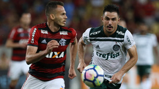 Flamengo e Palmeiras perto de terem algo em comum: nenhum titular formado no clube Renê, do Flamengo, e Willian, do Palmeiras, disputam jogada